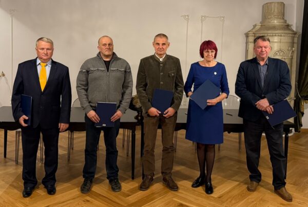 Põltsamaa valla koalitsiooni esindajad, Andres Vään paremal.