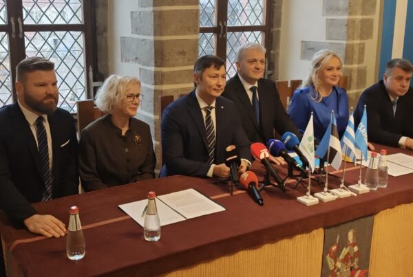 Eesti Keskerakonna ja Isamaa esindajad Tallinna linna koalitsioonilepingu allkirjastamisel.
