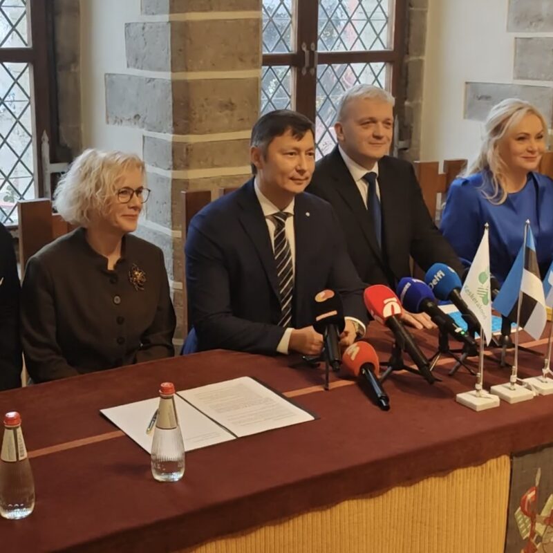 Eesti Keskerakonna ja Isamaa esindajad Tallinna linna koalitsioonilepingu allkirjastamisel.